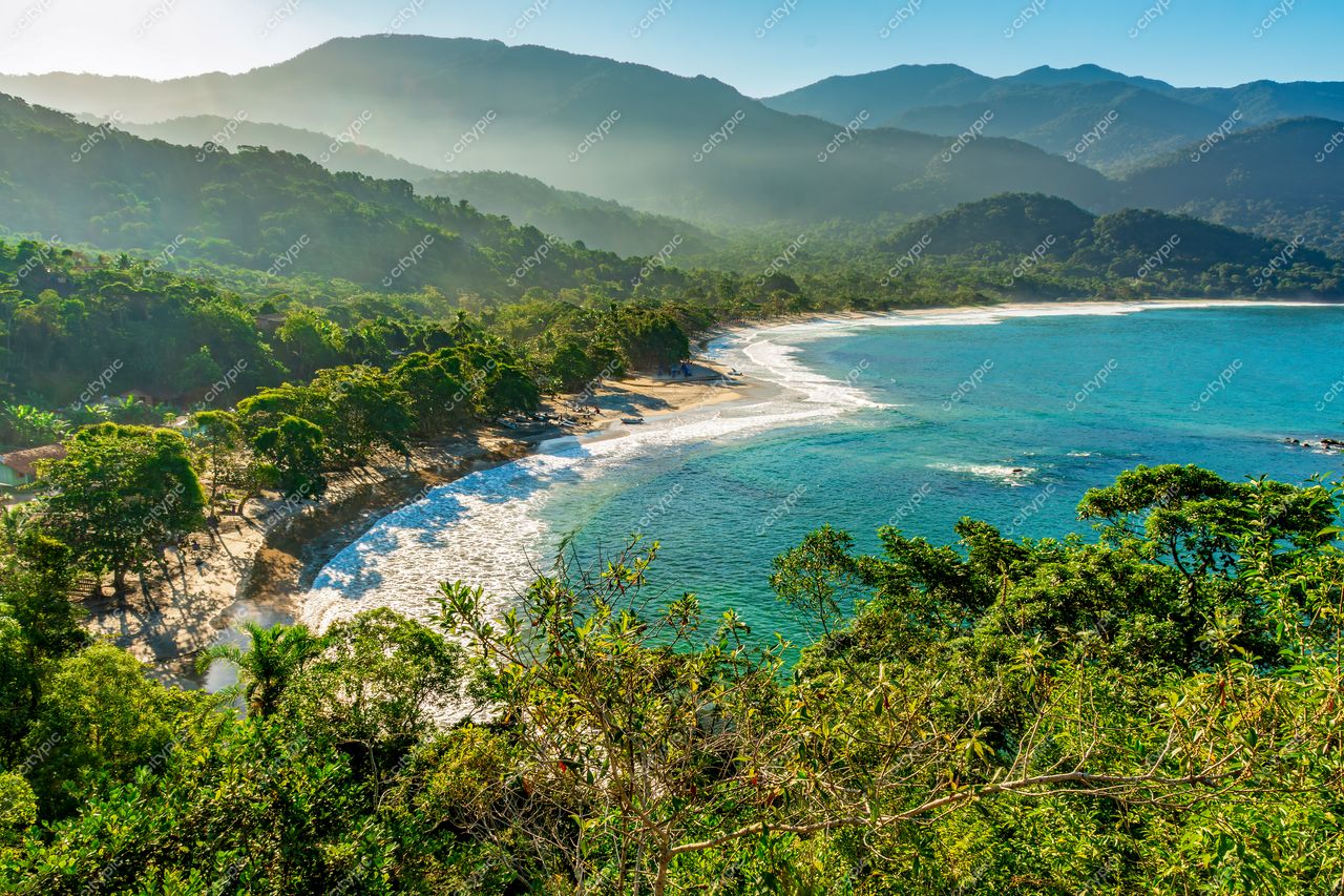Praia do Perequê – Vista panorâmica deslumbrante da costa de Ilhabela, São Paulo, Brasil