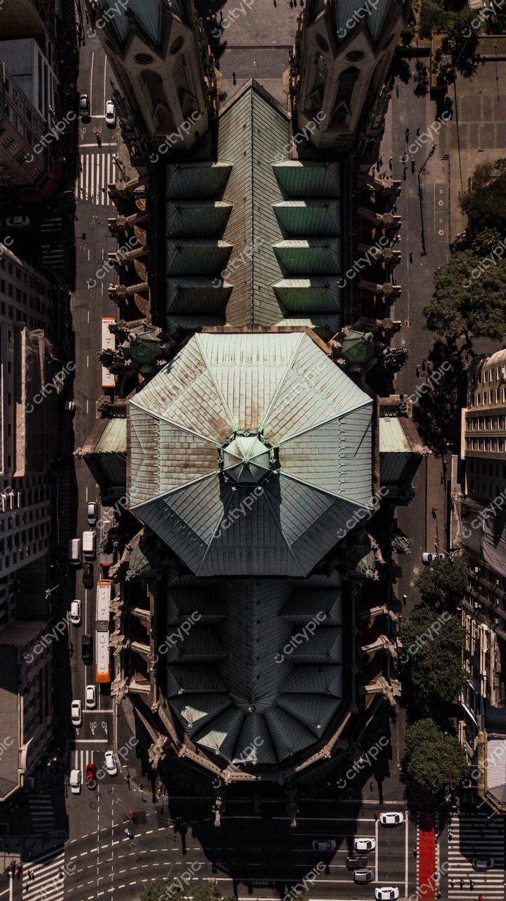 São Paulo, Brasil: A grandiosidade da Catedral da Sé em meio ao movimentado centro urbano