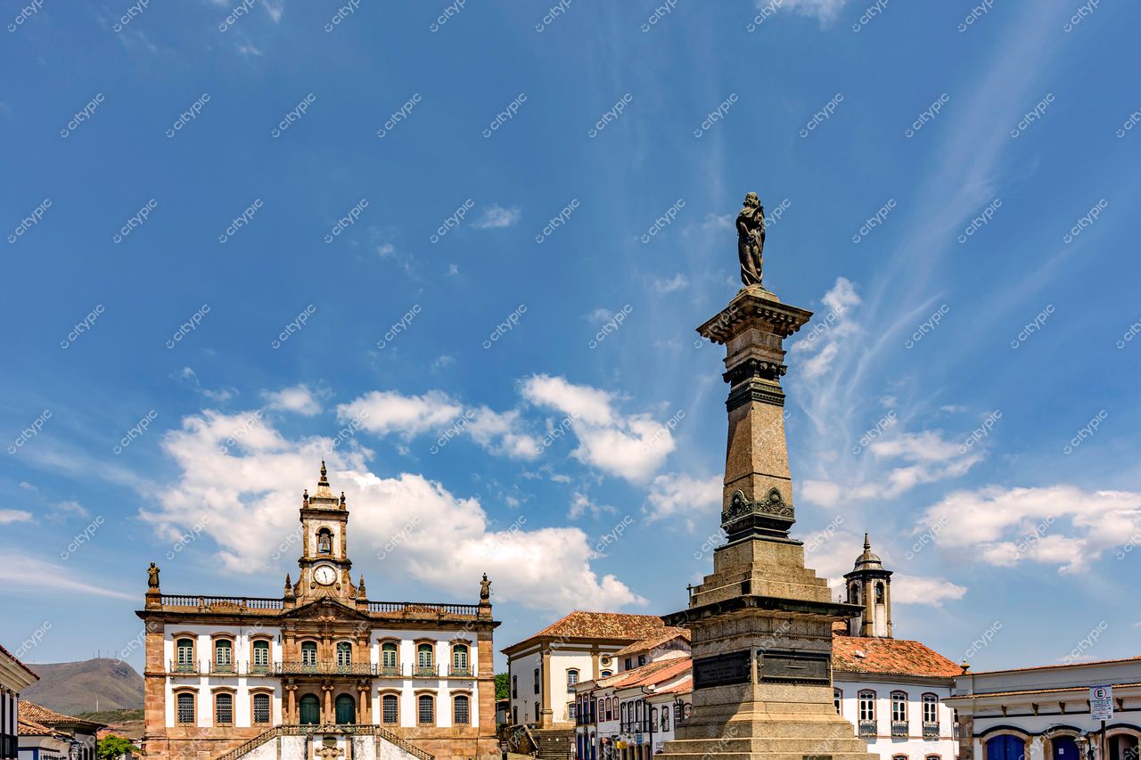 Ouro Preto, Minas Gerais: Panorama da Praça Tiradentes com monumento central e edifícios históricos