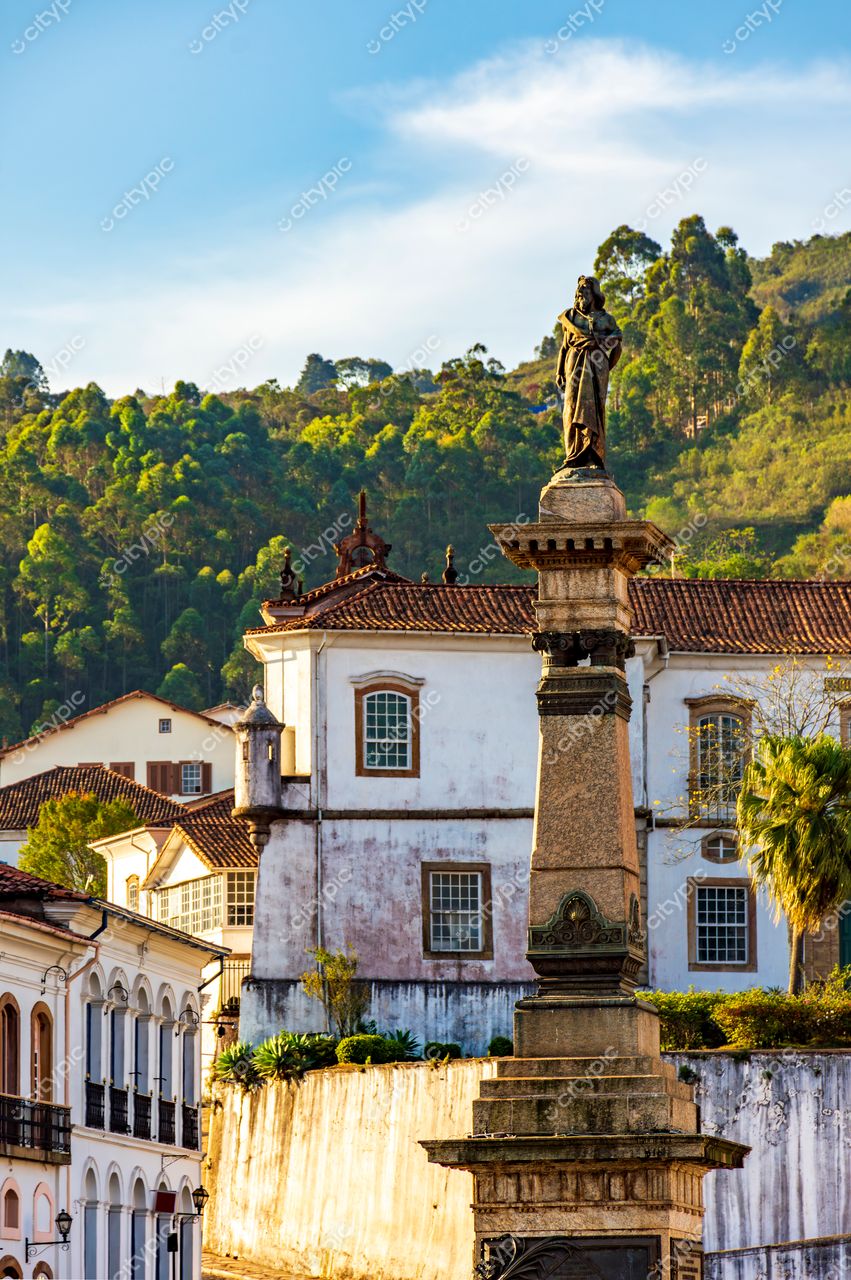 Ouro Preto, Minas Gerais: Monumento icônico e histórico em meio à arquitetura colonial e montanhas verdejantes