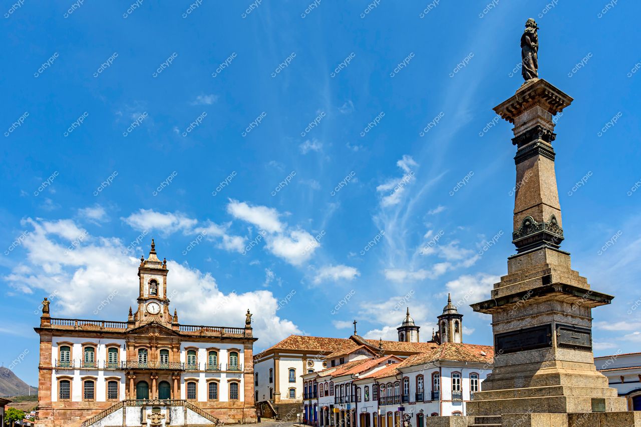 Ouro Preto, Minas Gerais: Vista panorâmica da Praça Tiradentes com o icônico prédio do antigo governo e coluna memorial
