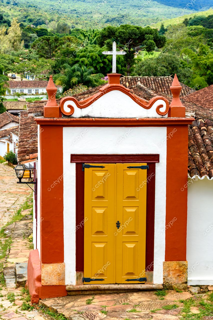 Tiradentes, Minas Gerais: Edifício colonial com detalhes em laranja e cruz branca