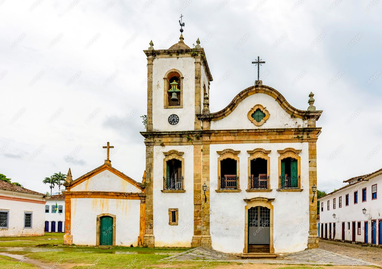 Paraty, Rio de Janeiro: Igreja colonial e capela histórica em meio à rica herança cultural da cidade