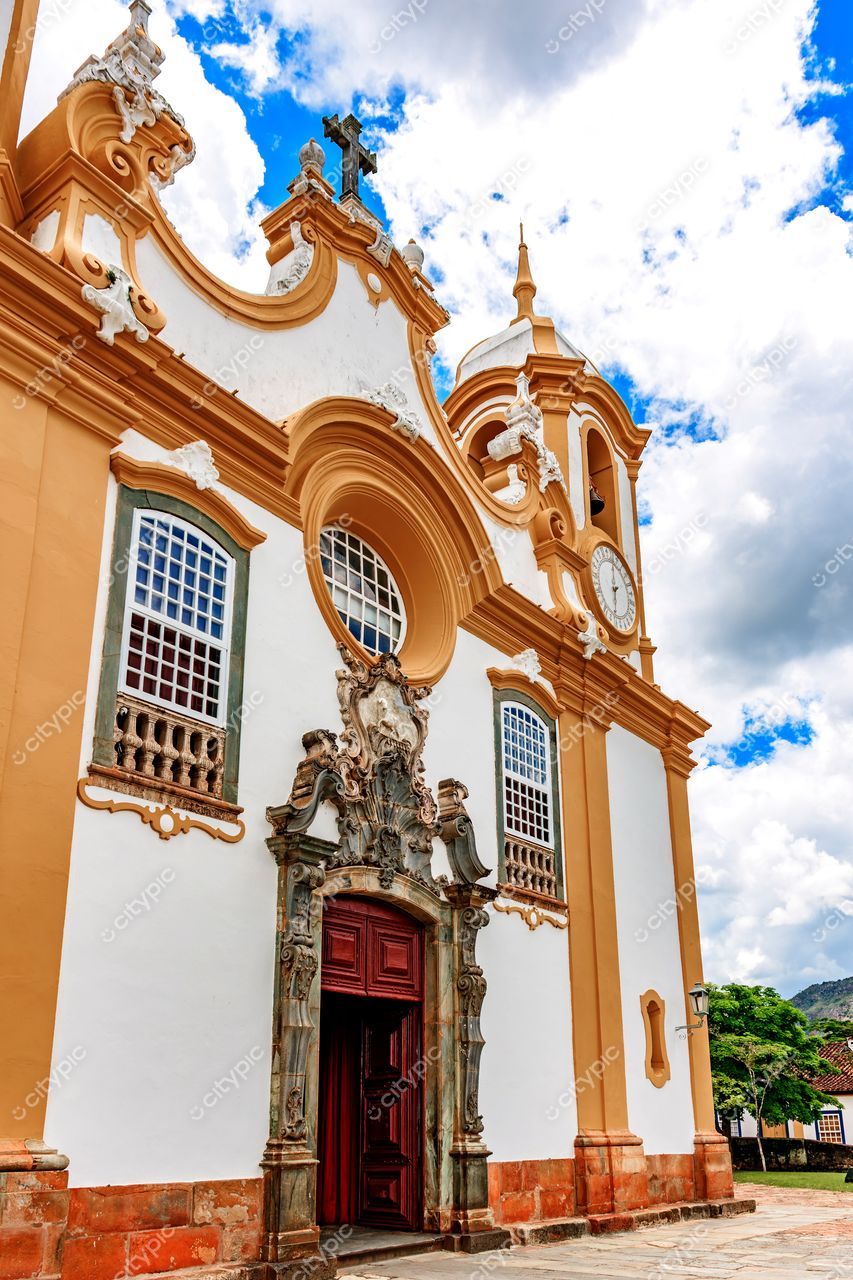 Tiradentes, Minas Gerais: Igreja histórica em estilo barroco – Capturando a essência do patrimônio cultural brasileiro