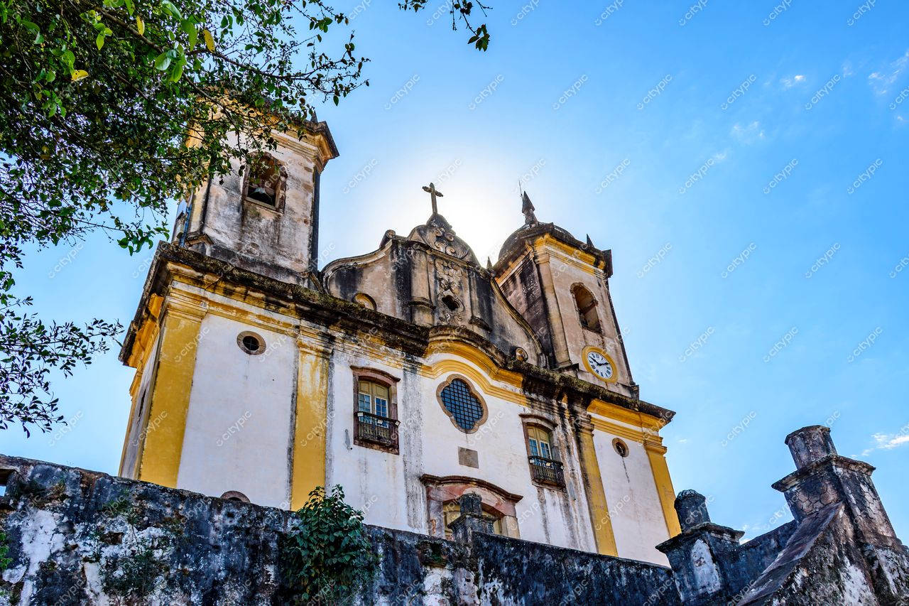 Ouro Preto, Minas Gerais: Igreja histórica sob a luz do sol – Patrimônio colonial brasileiro em destaque