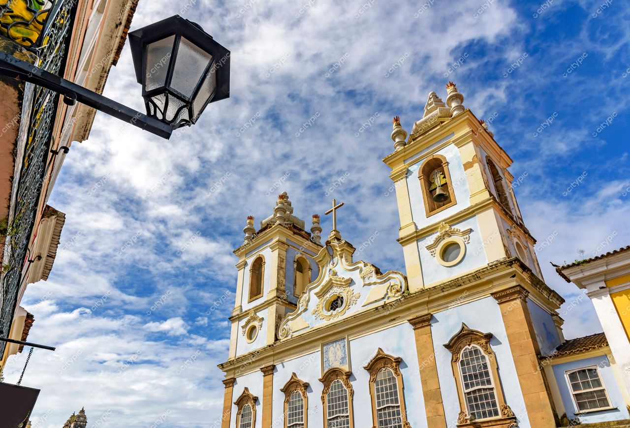 Igrejinha histórica e charmosa no Pelourinho, Salvador, Bahia: detalhes arquitetônicos e cultura em destaque
