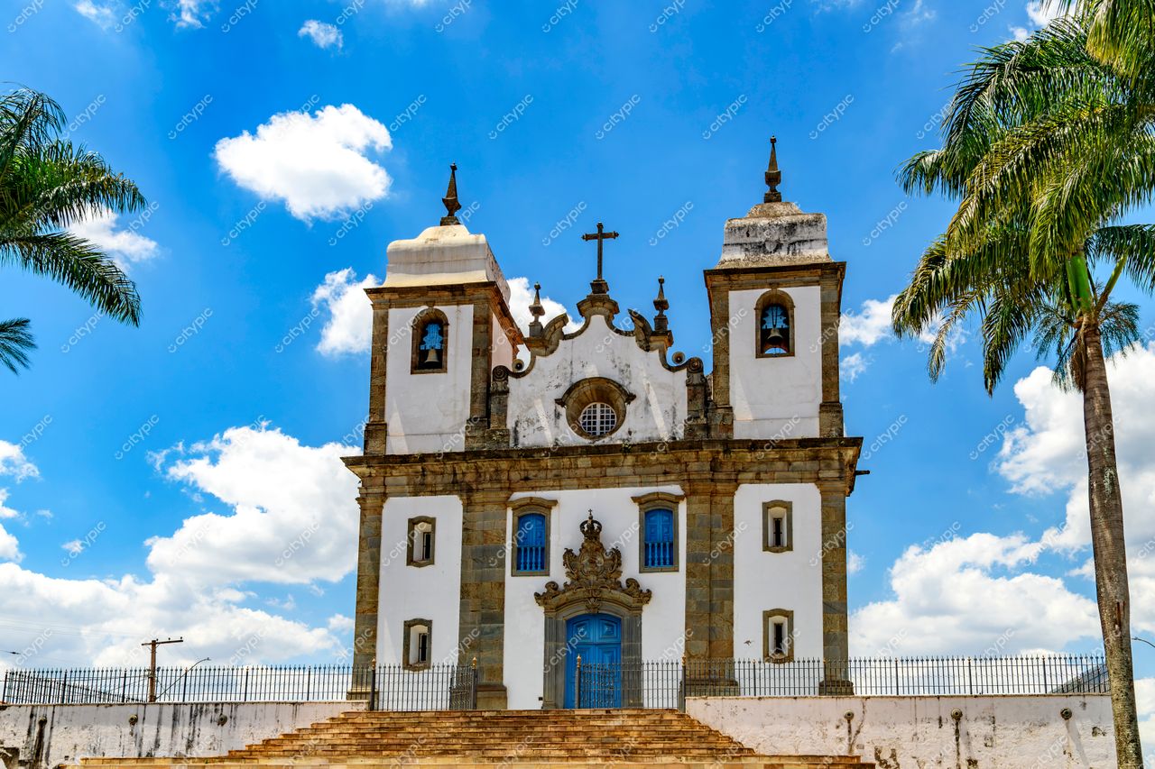Congonhas, Minas Gerais, Brasil: Igreja Colonial sob o Céu Azul e Palmeiras
