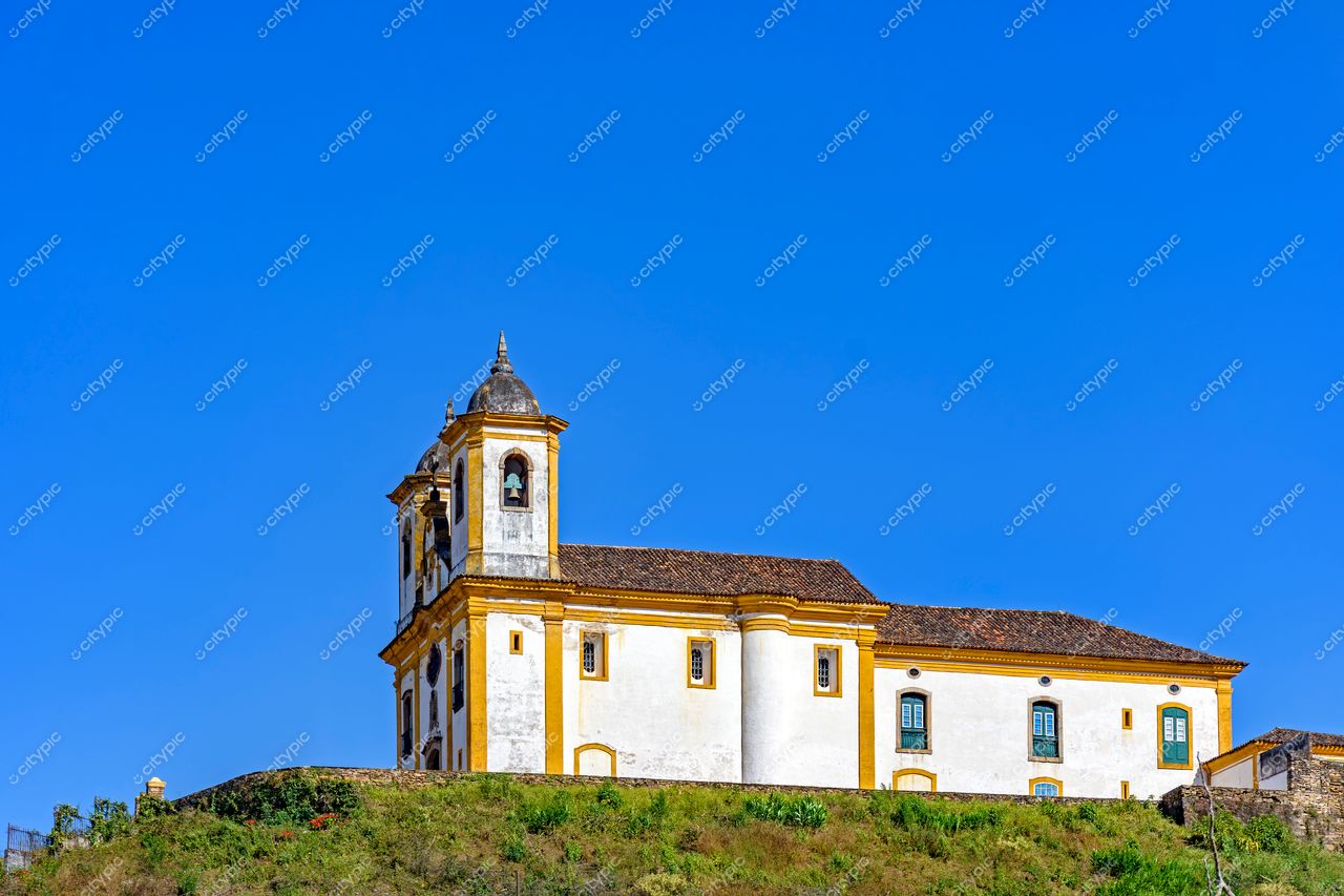 Ouro Preto, Minas Gerais: Construção colonial com detalhes em amarelo e telhado de duas águas
