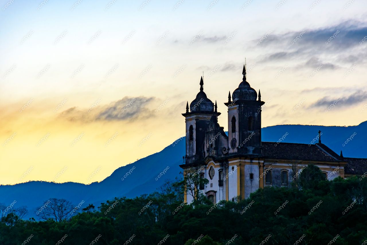 Ouro Preto, Minas Gerais: A majestosa Igreja de São Francisco de Assis ao entardecer