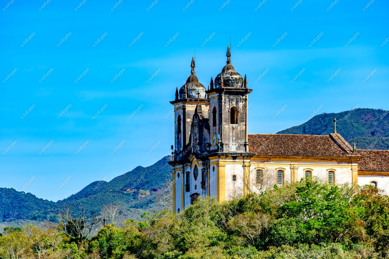 Ouro Preto, Minas Gerais: Igreja histórica em meio à arquitetura colonial e natureza exuberante
