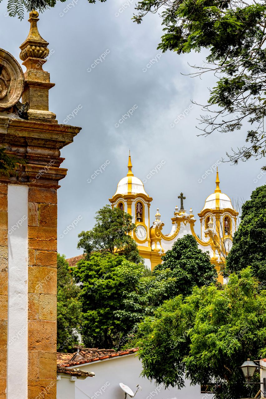 Tiradentes, Minas Gerais: Vista serena da arquitetura histórica e das torres ornamentadas de uma igreja colonial