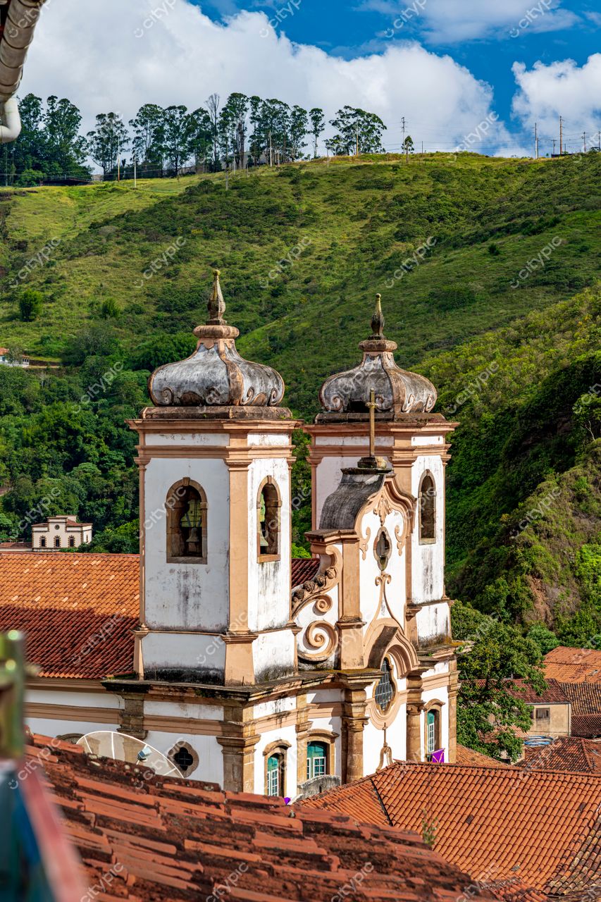 Ouro Preto, Minas Gerais: Torres ornamentais de uma igreja histórica no coração do barroco brasileiro