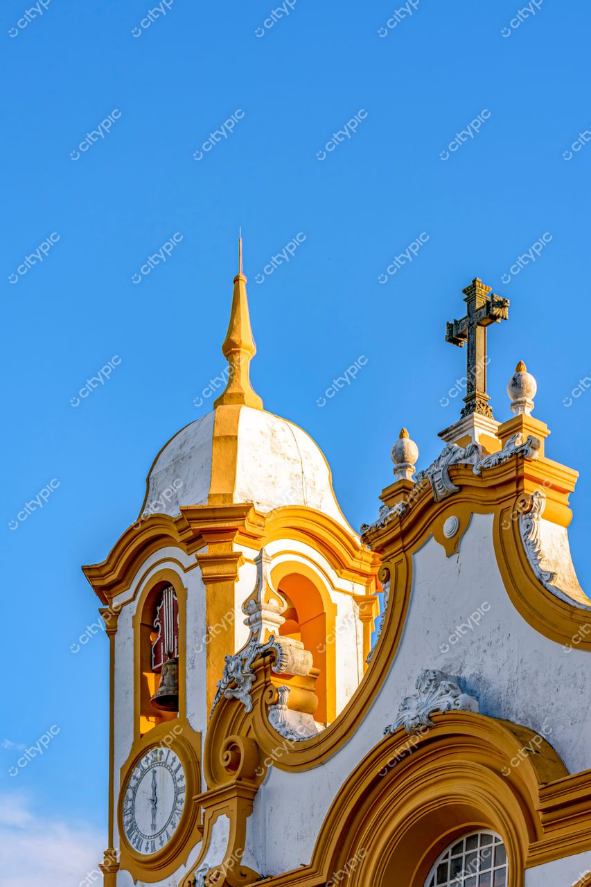 Tiradentes, Minas Gerais: Detalhes encantadores da igreja com cúpula ornamentada