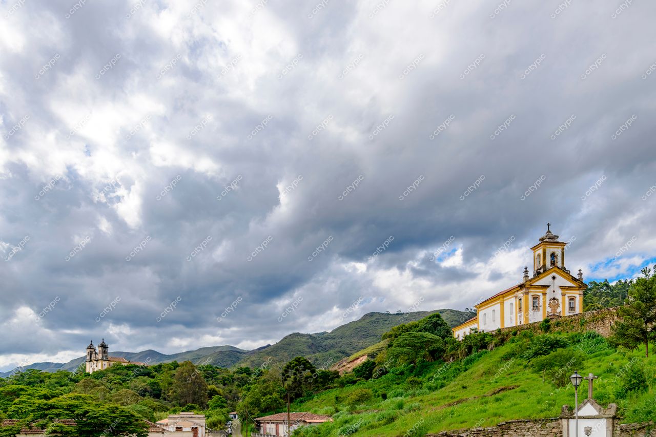 Ouro Preto, Minas Gerais: Beleza Arquitetônica e Natural das Igrejas Históricas em Meio às Montanhas