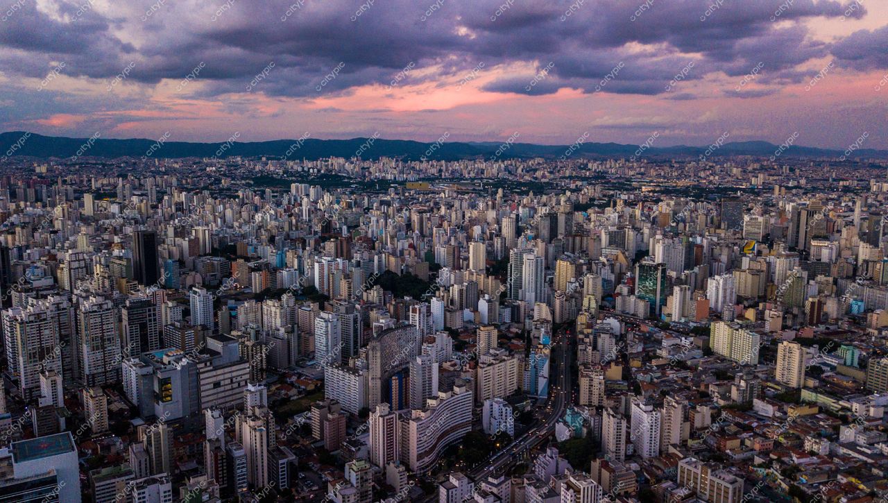 São Paulo, Brasil: Horizonte urbano vibrante ao amanhecer/entardecer