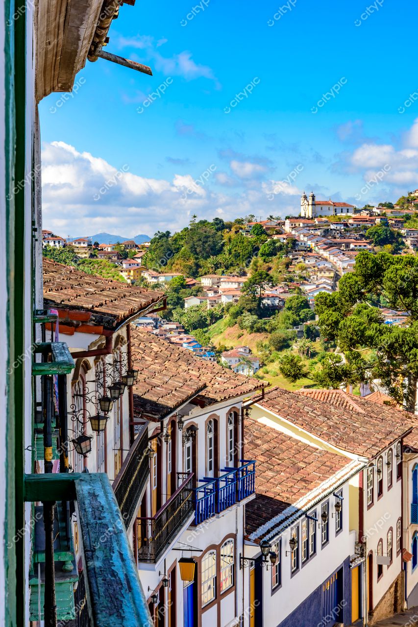 Ouro Preto, Minas Gerais: Vista panorâmica da cidade histórica com fachadas coloniais e igreja imponente