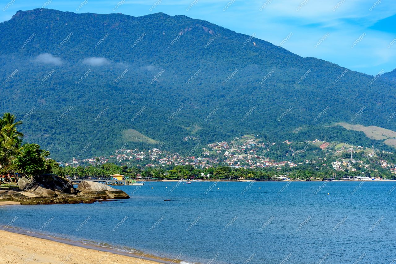 Ilhabela, São Paulo, Brasil: Vista panorâmica da costa tropical e tranquila da ilha