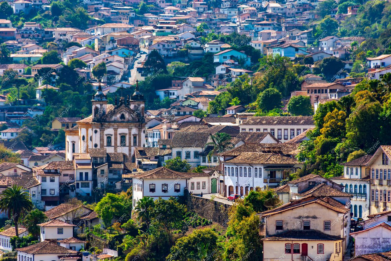 Ouro Preto, Minas Gerais: Vista panorâmica da cidade histórica com igreja barroca e casas coloridas