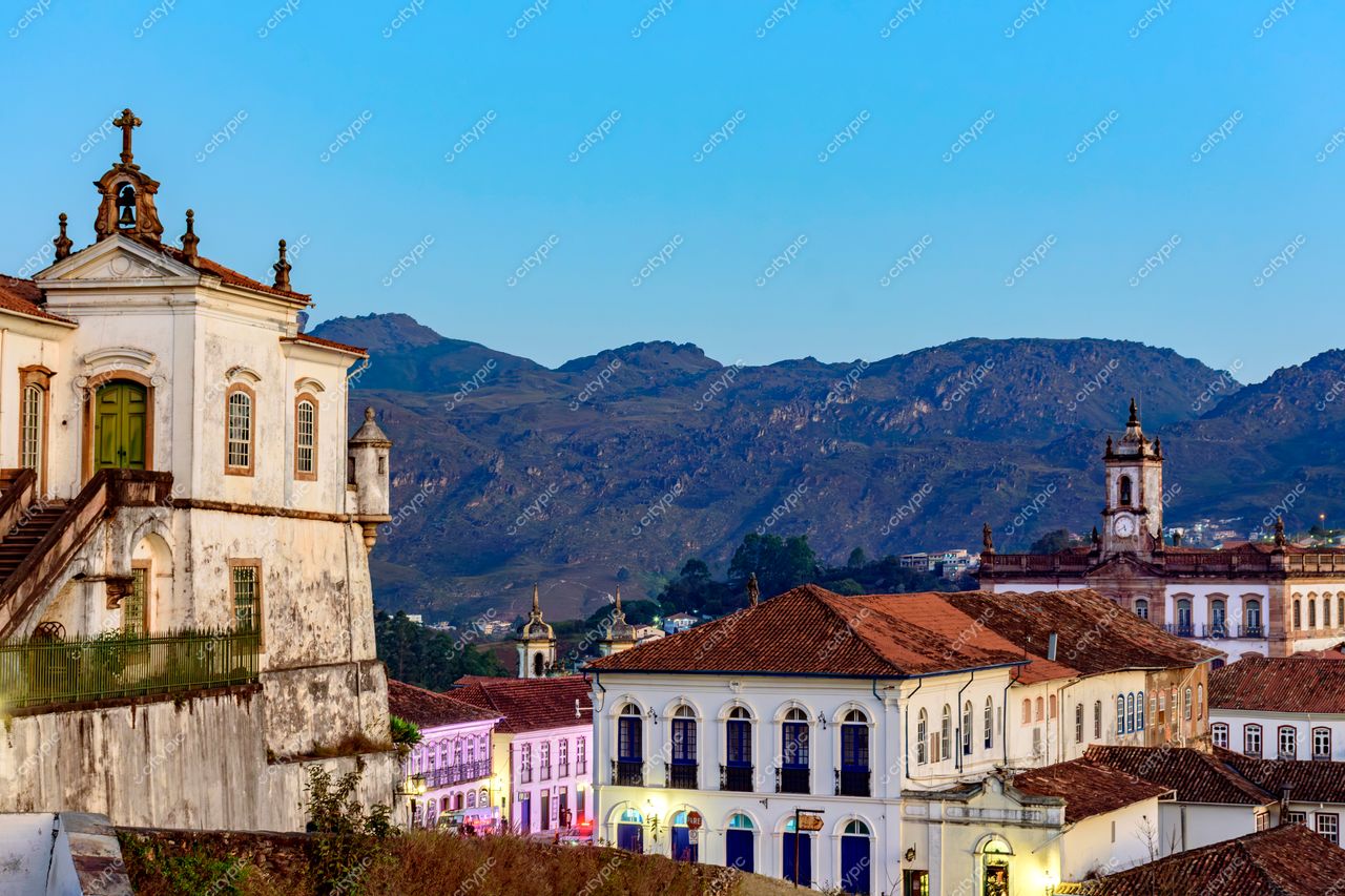 Ouro Preto, Minas Gerais: Vista deslumbrante ao entardecer da igreja colonial e das montanhas