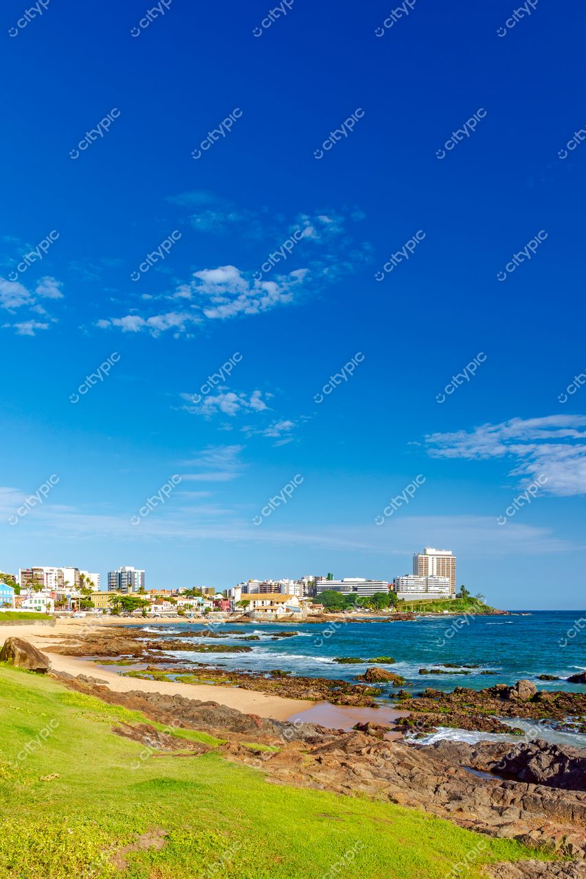 Rio Vermelho, Salvador, Bahia: Vista vibrante da costa rochosa e dos edifícios coloridos à beira-mar