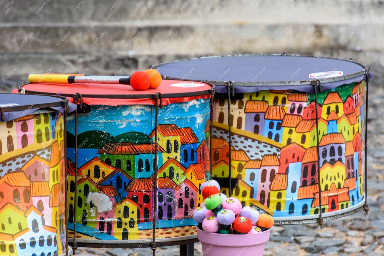 Tambores decorados do Pelourinho: a vibrante arte musical de Salvador, Bahia