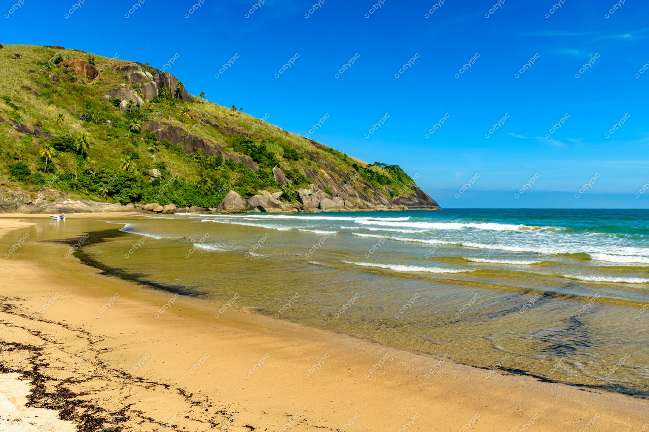 Praia Paradisíaca em Ilhabela, São Paulo: Oásis de tranquilidade e beleza natural