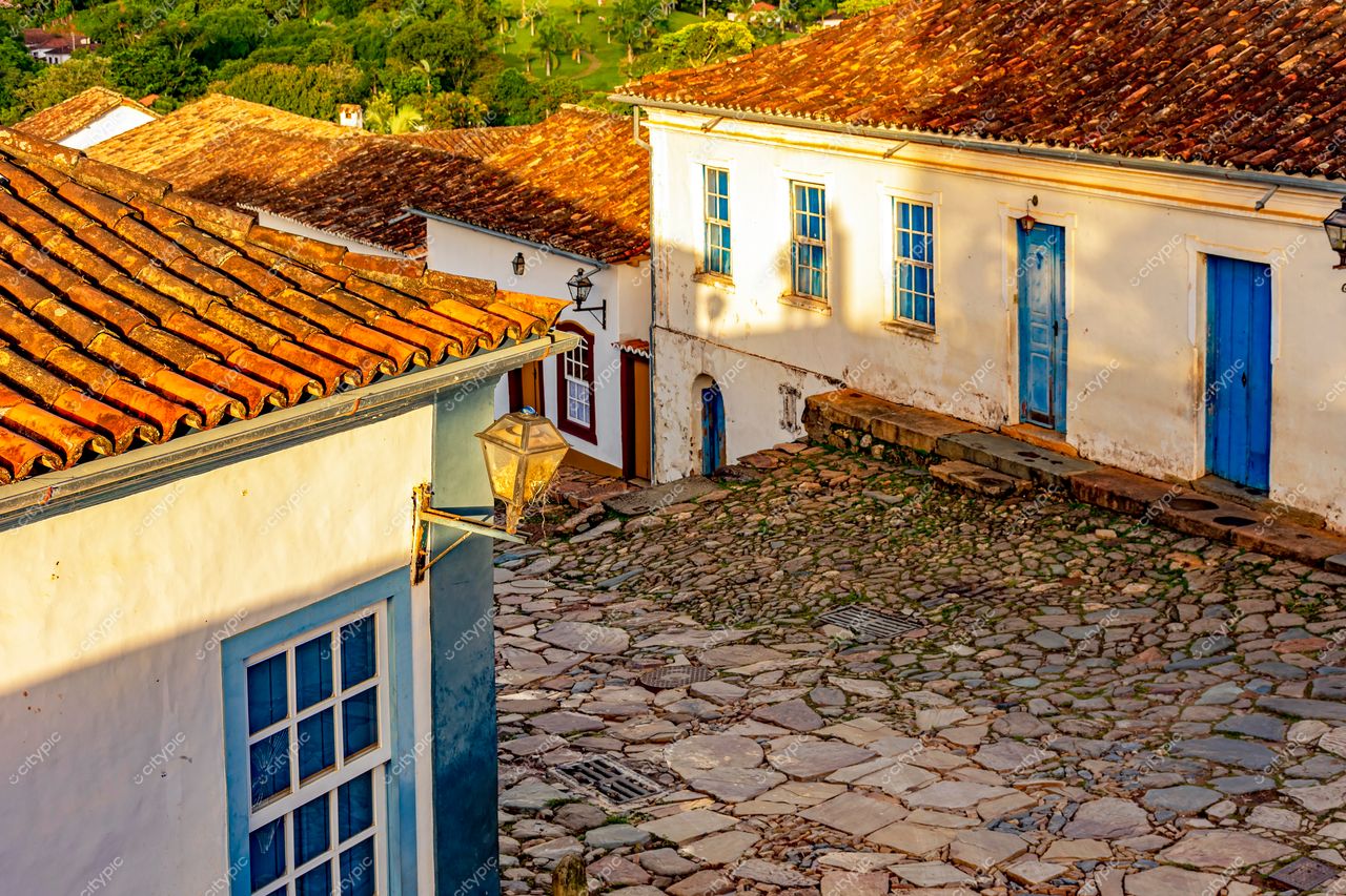 Tiradentes, Minas Gerais: Rua colonial com fachadas brancas e janelas azuis