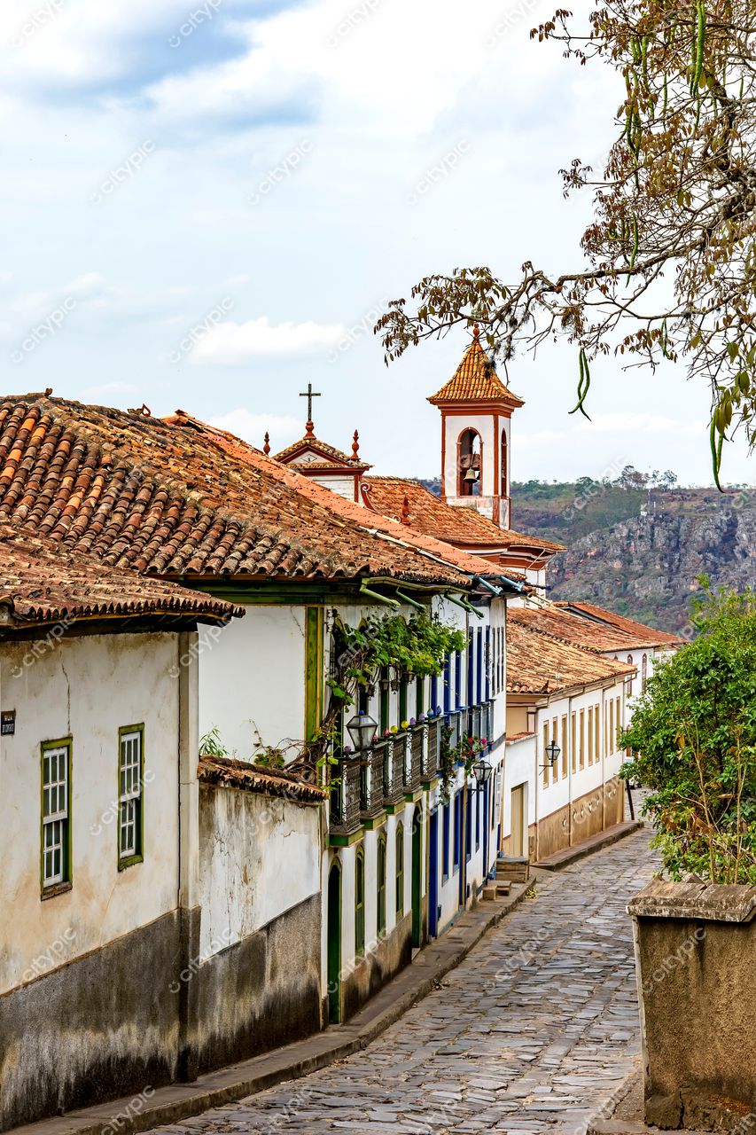 Diamantina, Minas Gerais: Rua de paralelepípedos e casas históricas em meio à beleza colonial