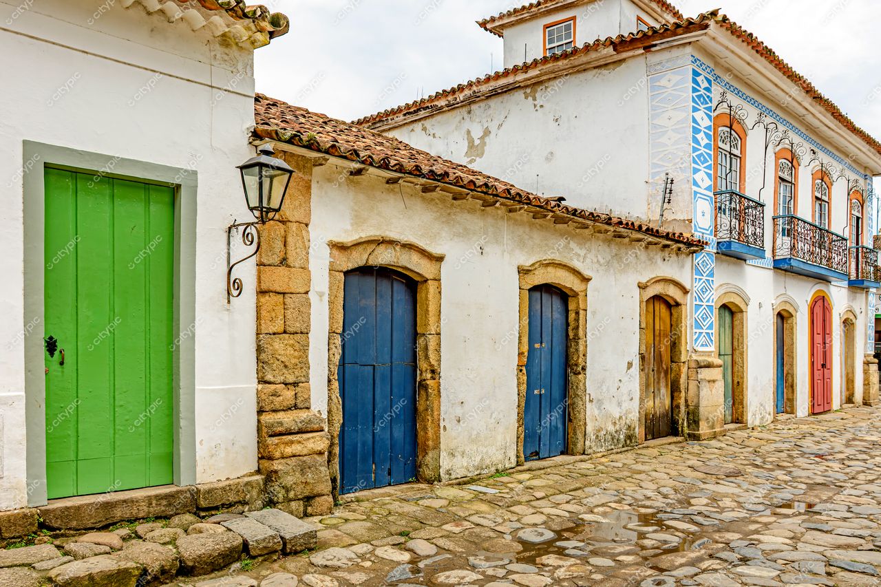 Paraty, Rio de Janeiro: Rua pitoresca com casas coloniais e portas coloridas