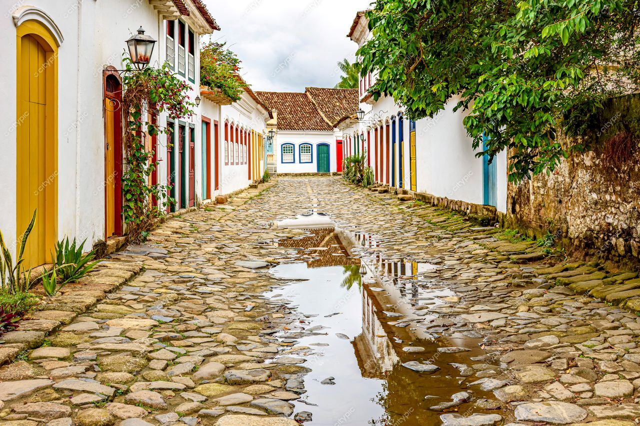 Paraty, Rio de Janeiro: Rua de Paralelepípedos e Casas Coloridas em Meio à Natureza Exuberante