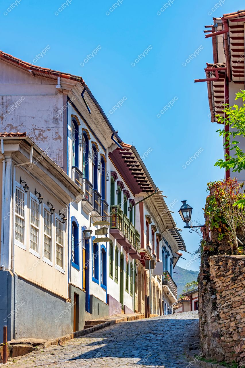 Ouro Preto, Minas Gerais: Rua charmosa com construções coloniais e cores vibrantes
