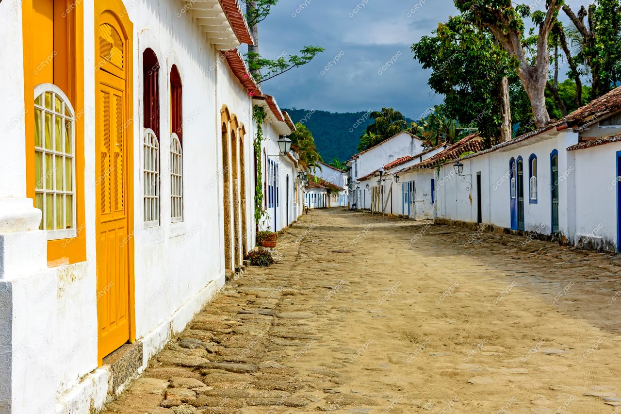 Paraty, Rio de Janeiro: Rua colonial com fachadas brancas e portas coloridas