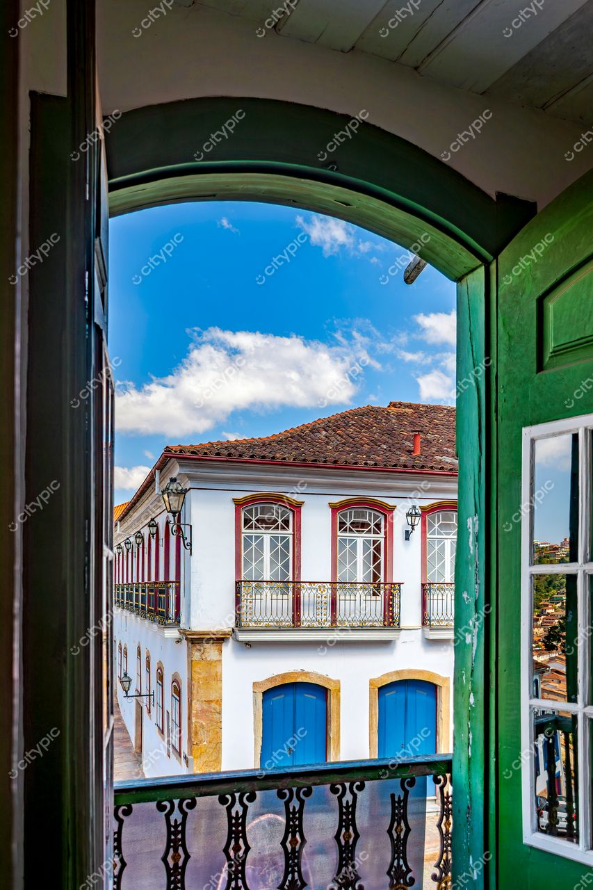 Ouro Preto, Minas Gerais: Vista encantadora de um balcão colonial e arquitetura branca com detalhes em vermelho