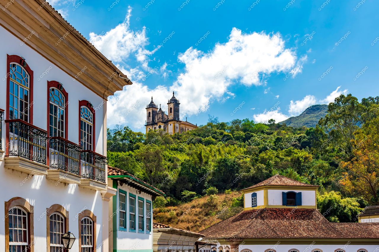Ouro Preto, Minas Gerais: Vista encantadora da cidade histórica com igreja barroca e detalhes arquitetônicos coloniais