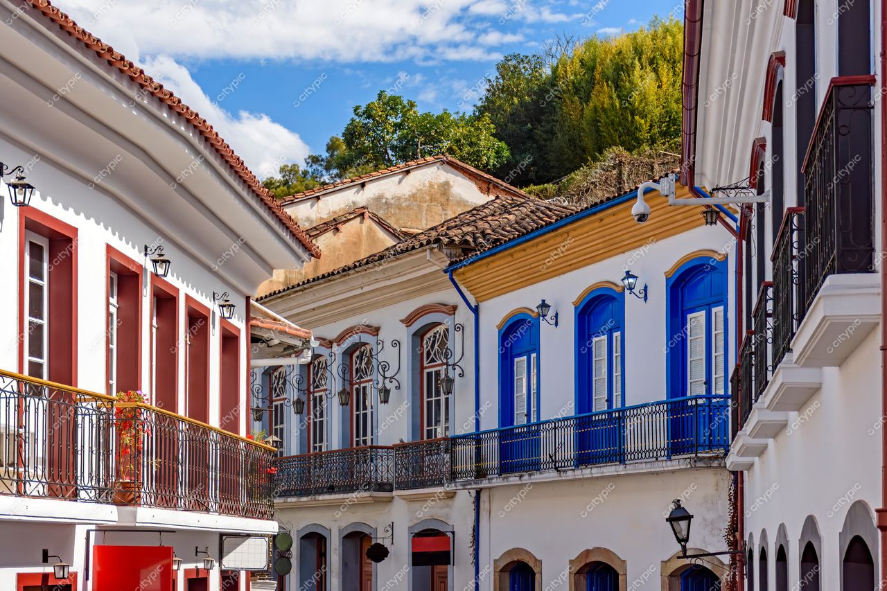 Ouro Preto, Minas Gerais: Charme colonial em tons de branco, vermelho e azul vibrante