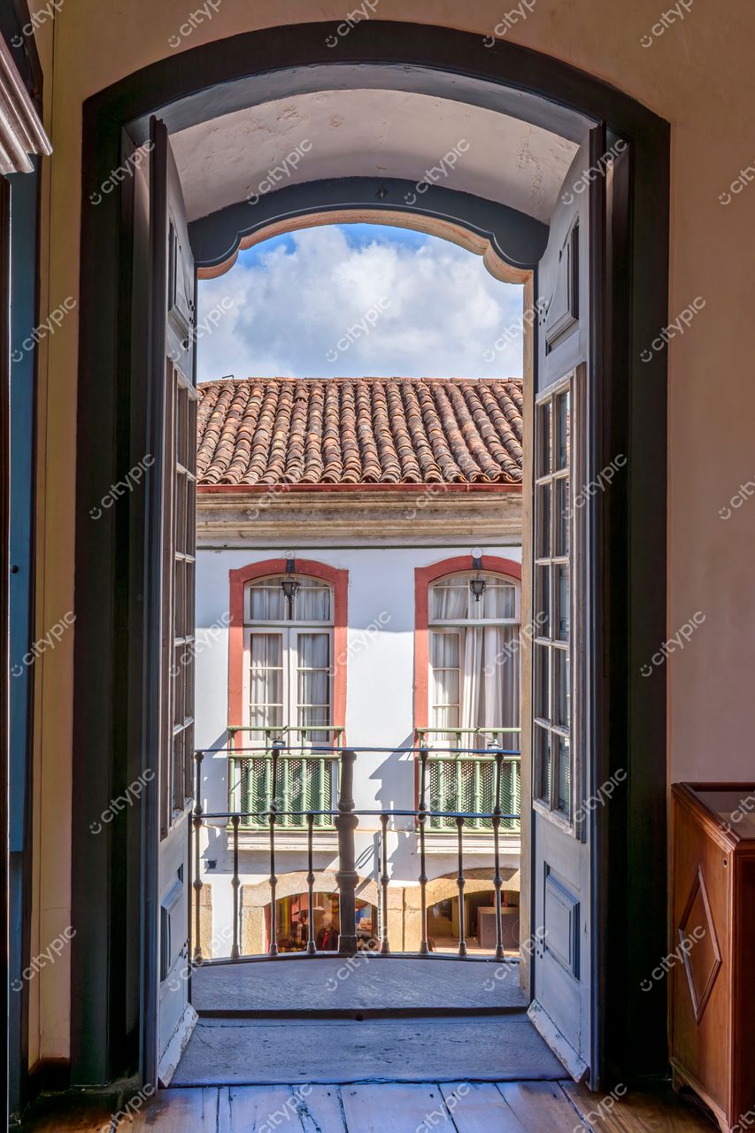 Ouro Preto, Minas Gerais: Vista encantadora de uma janela arqueada revela a beleza colonial da cidade histórica