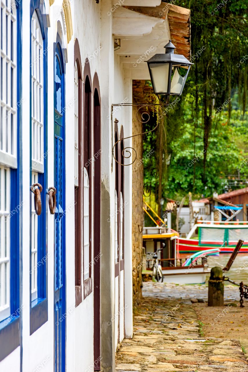 Paraty, Rio de Janeiro: Rua colonial encantadora com vista para o canal