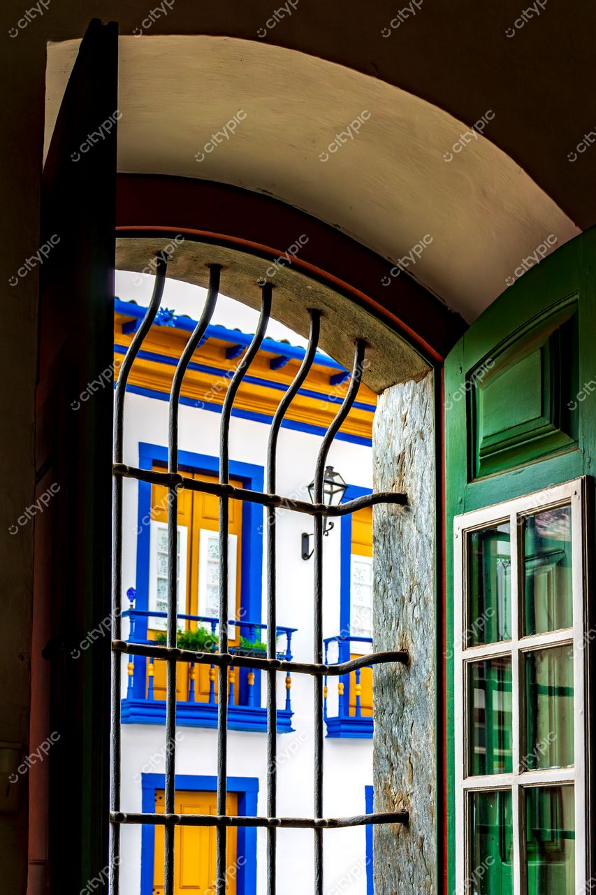Mariana, Minas Gerais: Porta Arqueada e Detalhes da Arquitetura Colonial