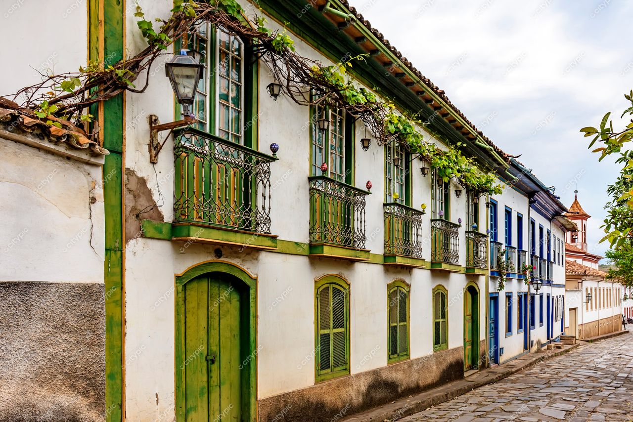 Diamantina, Minas Gerais: Rua histórica com fachadas brancas e verdes adornadas
