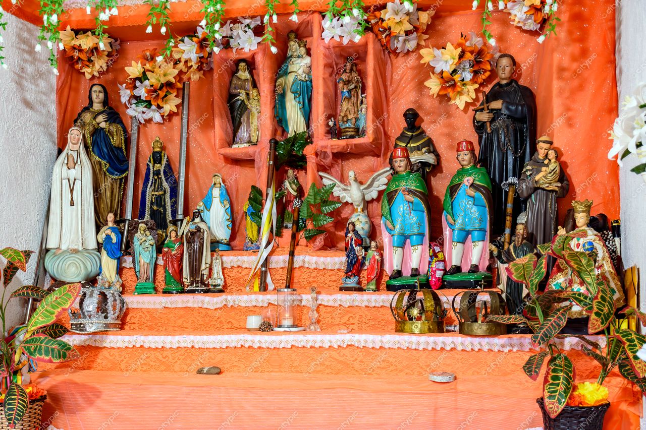Altar de santos e santas em Belo Horizonte: uma composição rica em detalhes e espiritualidade