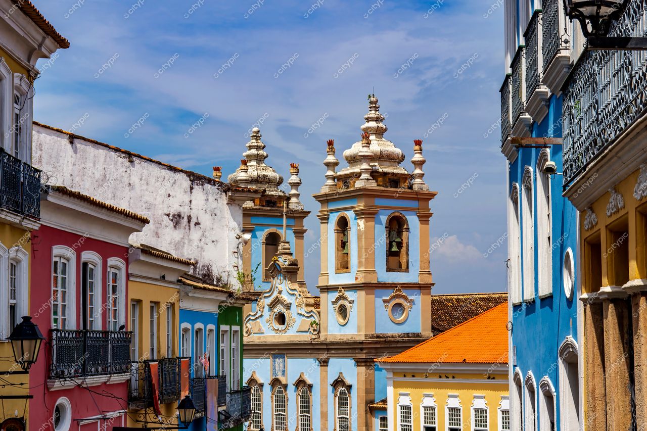 Pelourinho, Salvador: Vista vibrante do bairro histórico com casas coloridas e igreja ornamentada