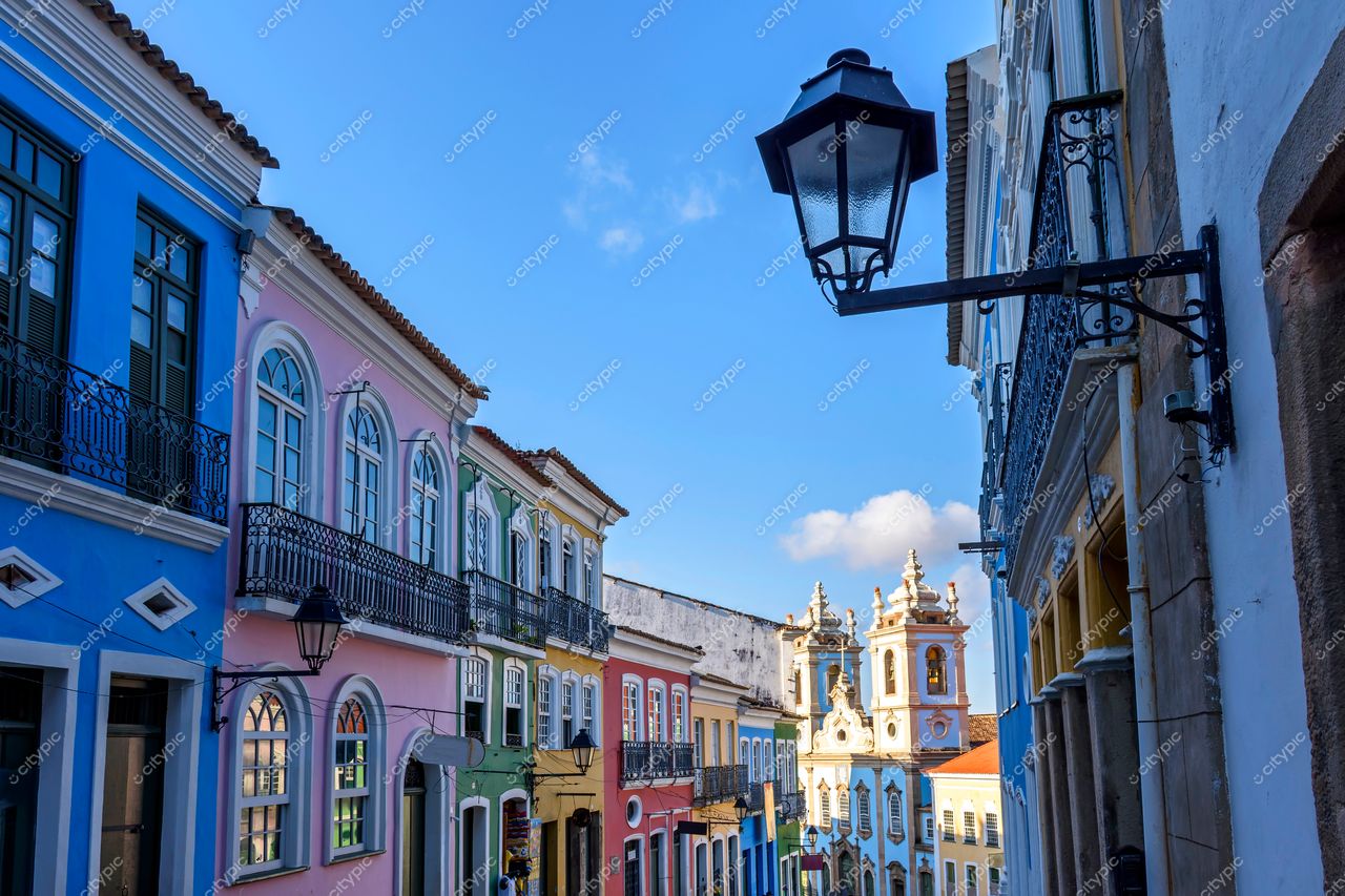 Pelourinho, Salvador: A vibrante arquitetura colonial da Bahia sob o céu azul