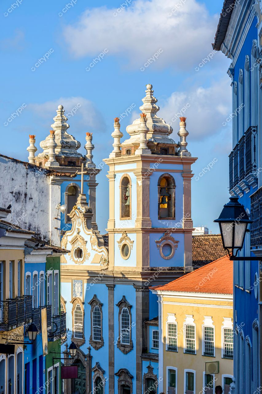 Pelourinho, Salvador: Torre histórica e chaminés ornamentadas em destaque