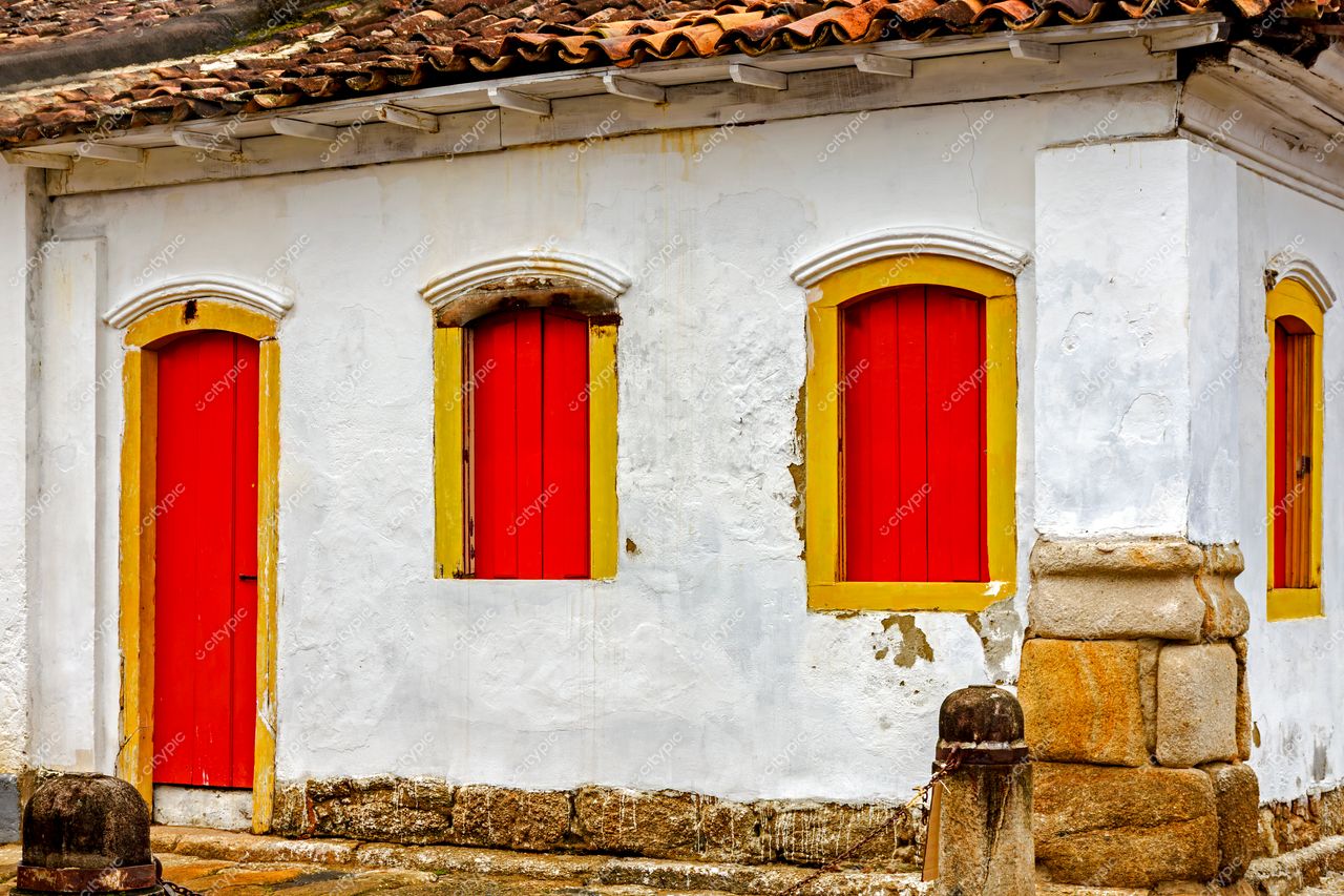 Paraty, Rio de Janeiro: Casa histórica com porta vermelha e janelas emolduradas