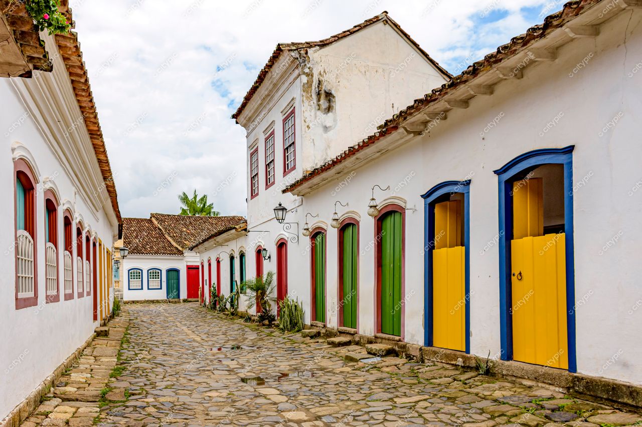 Paraty, Rio de Janeiro: Rua colonial com fachadas brancas e portas coloridas