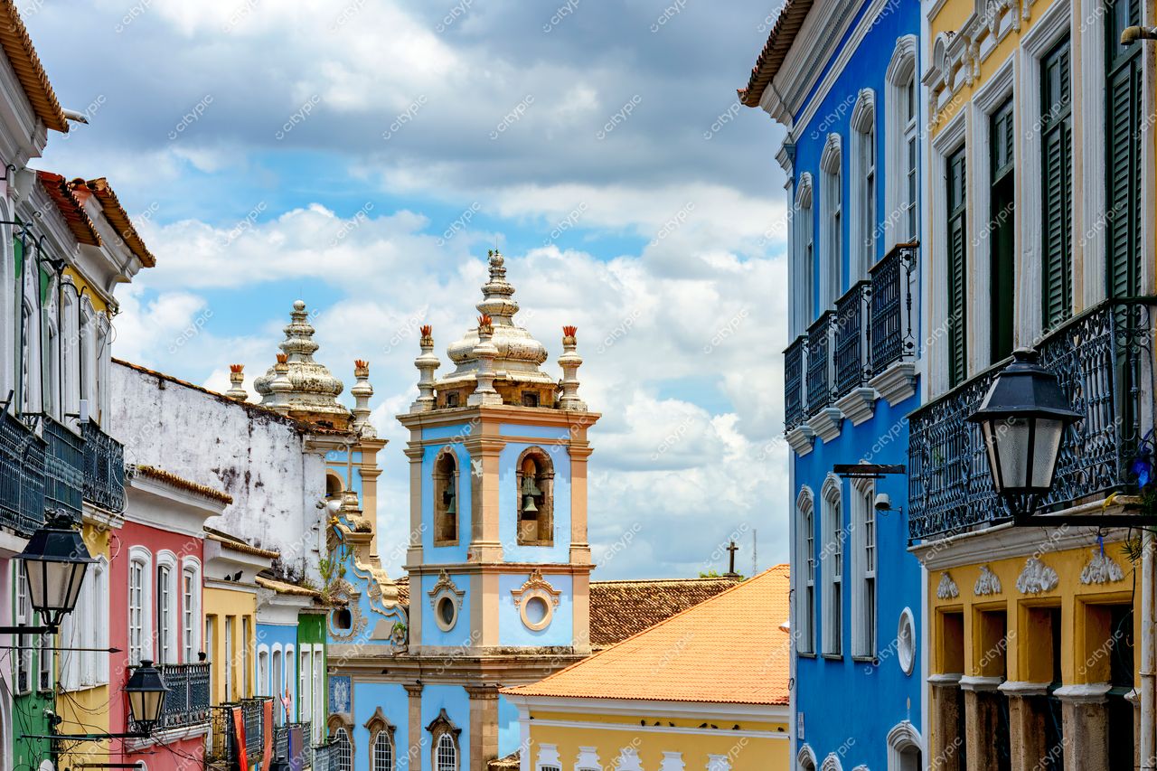 Pelourinho, Salvador: A vibrante herança cultural em tons de azul, rosa e amarelo