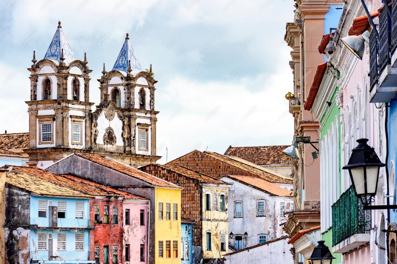 Pelourinho, Salvador: Igreja histórica e casas coloniais em um cenário vibrante