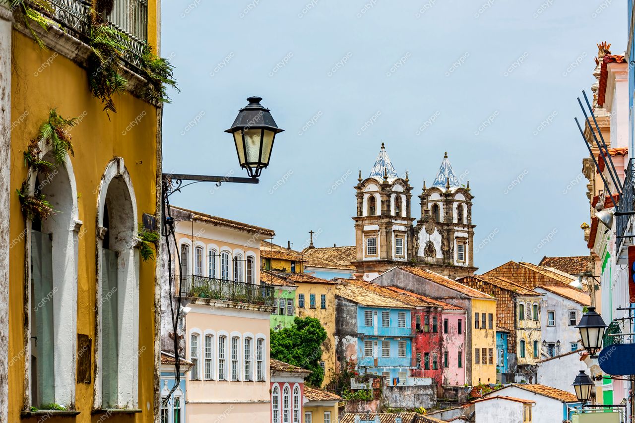 Pelourinho, Salvador: A vibrante cultura refletida nas fachadas coloridas
