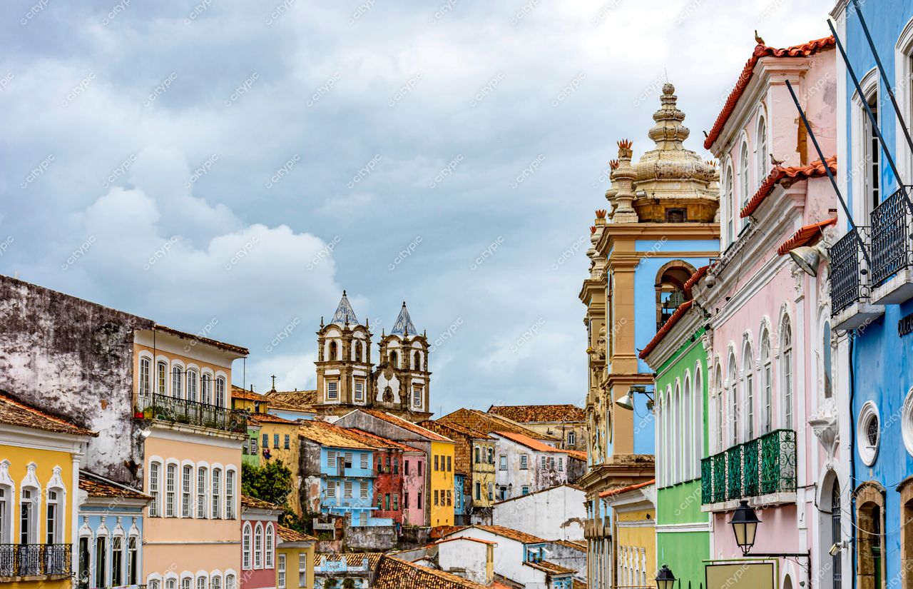 Pelourinho, Salvador: Fachadas coloridas e arquitetura barroca sob um céu dramático