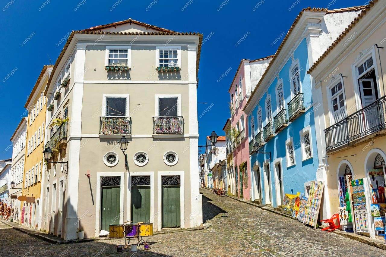 Pelourinho, Salvador, Bahia: Encantadora rua repleta de cores e cultura